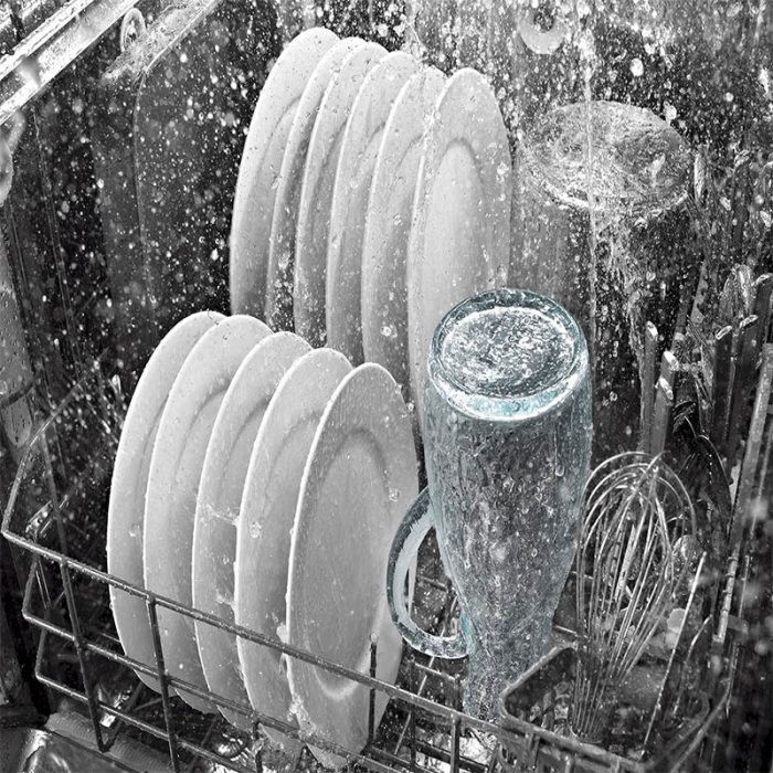 ماشین ظرفشویی بوش مدل SMS50D08GC در حال شستشو